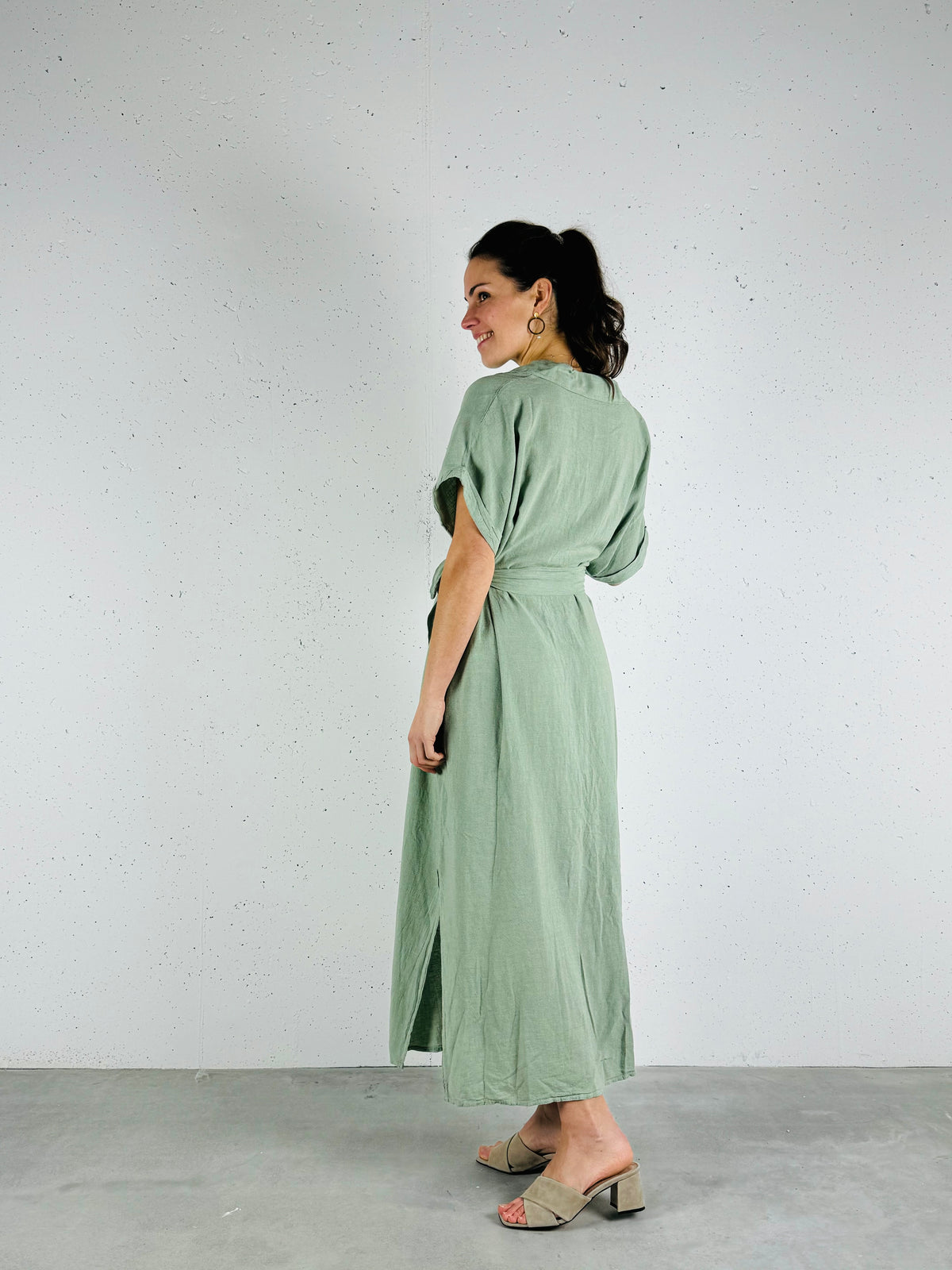 Mathilda dress linnen saliegroen - Chic by R